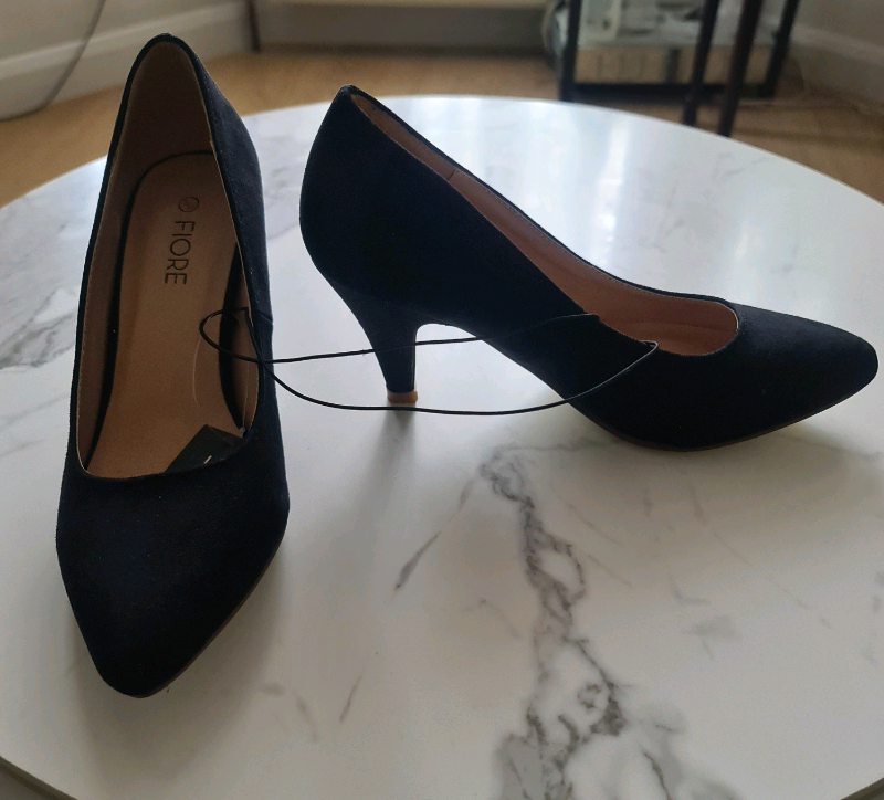 black pumps size 3